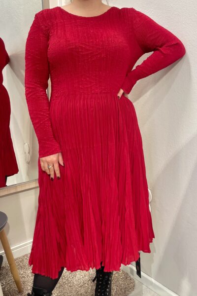 Yhden koon rypytetty mekko, punainen