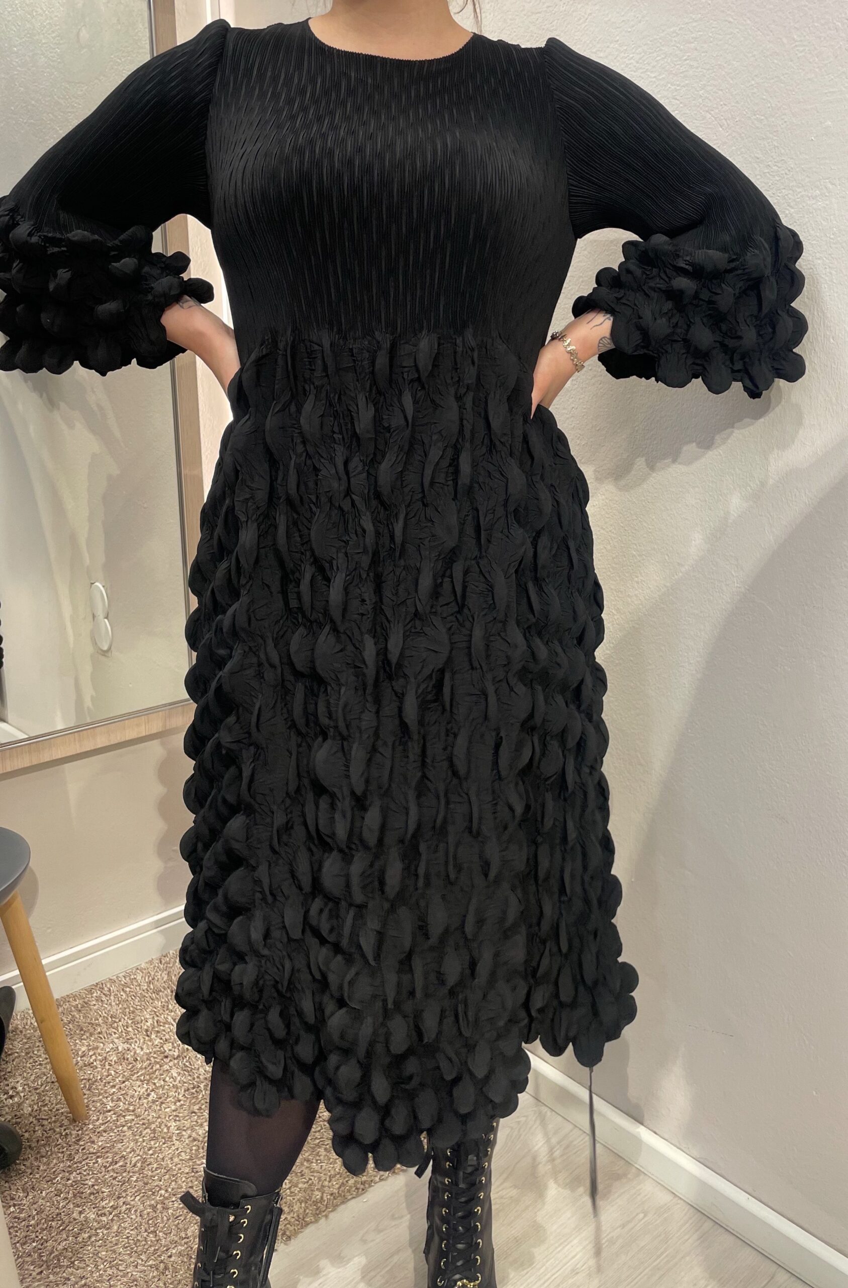 Yhden koon rypytetty pallomekko, musta