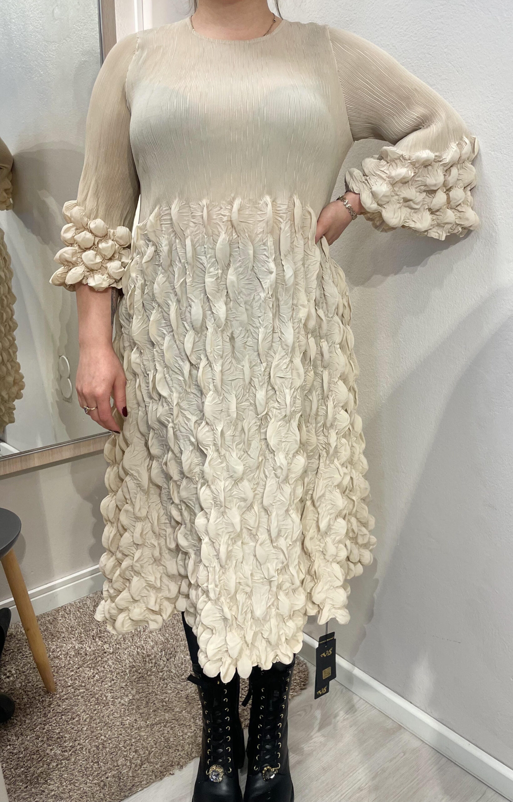 Yhden koon rypytetty pallomekko, vaalea beige