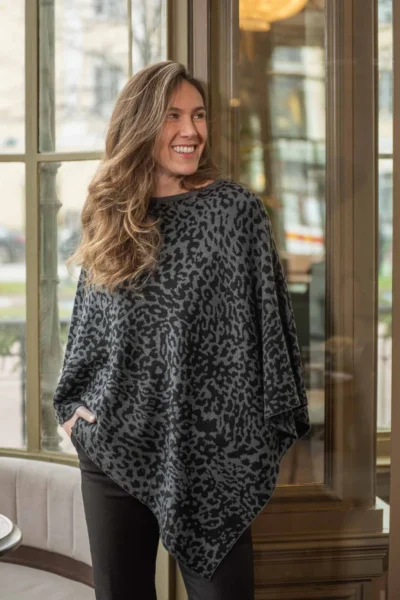 Lasessor Amara poncho, leopardi harmaa