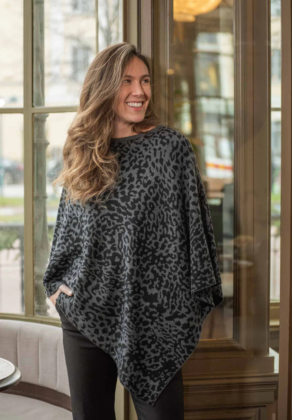 Lasessor Amara poncho, leopardi harmaa