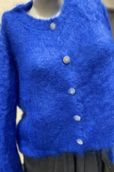 Mohairneuletakki timanttinapeilla, sähkönsininen