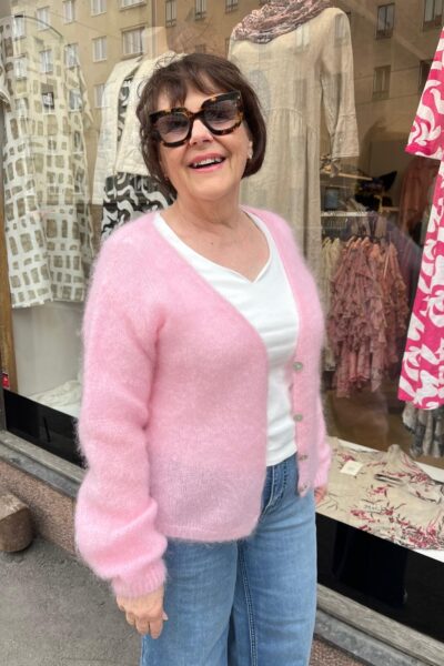 Mohairneule napeilla, vaaleanpunainen