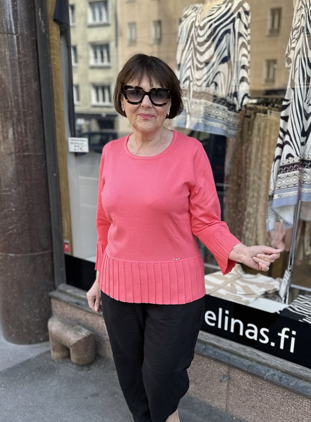 Micha neulepusero, korallinpunainen