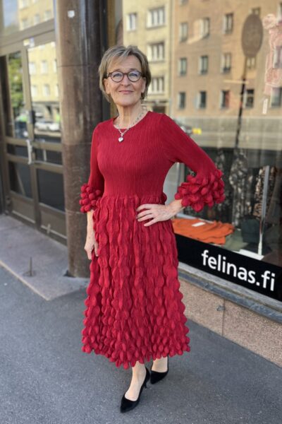 Yhden koon rypytetty pallomekko, punainen