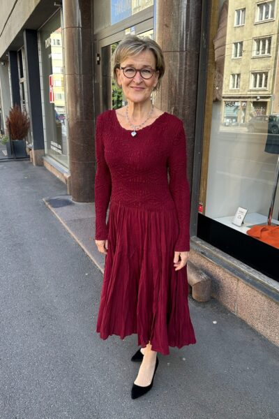 Yhden koon rypytetty mekko, tummanpunainen