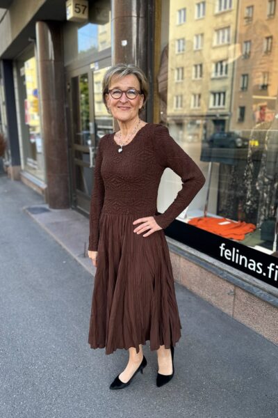 Yhden koon rypytetty mekko, ruskea