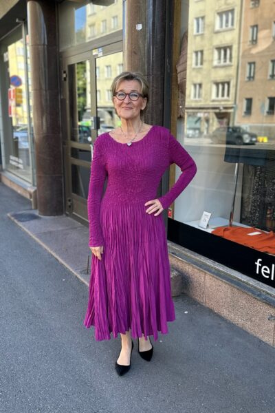 Yhden koon rypytetty mekko, liila