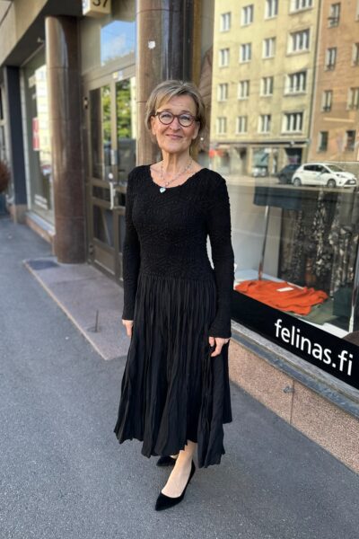 Yhden koon rypytetty mekko, musta