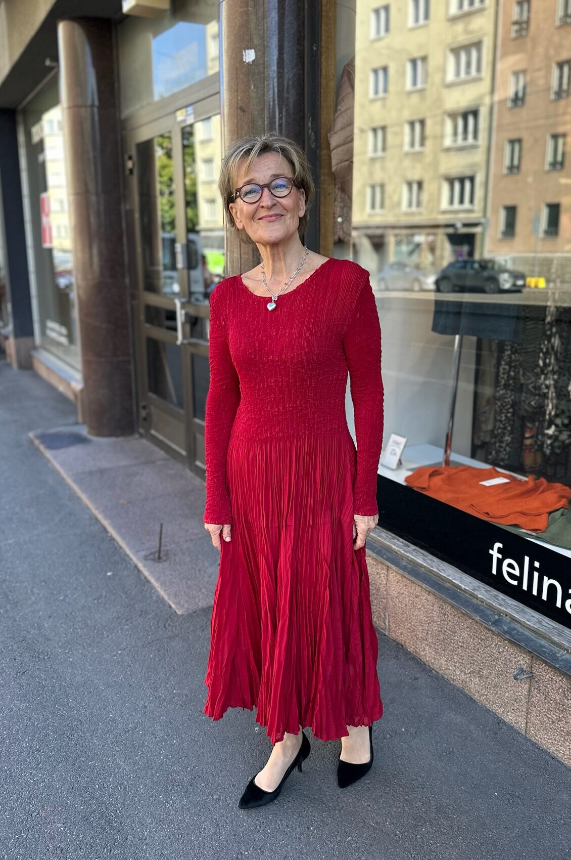 Yhden koon rypytetty mekko, punainen