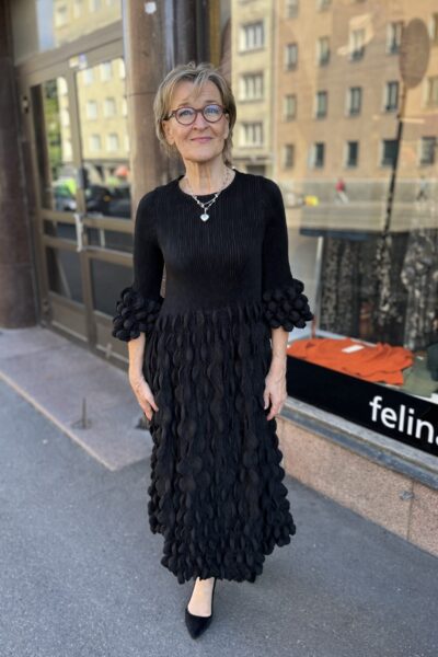 Yhden koon rypytetty pallomekko, musta