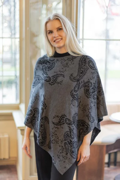 Lasessor Emira neuleponcho, tummanharmaa/musta