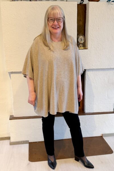 Yhdenkoon neulepusero koristekivin, beige