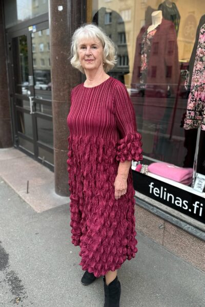 Yhdenkoon rypytetty pallomekko, hohtava viininpunainen