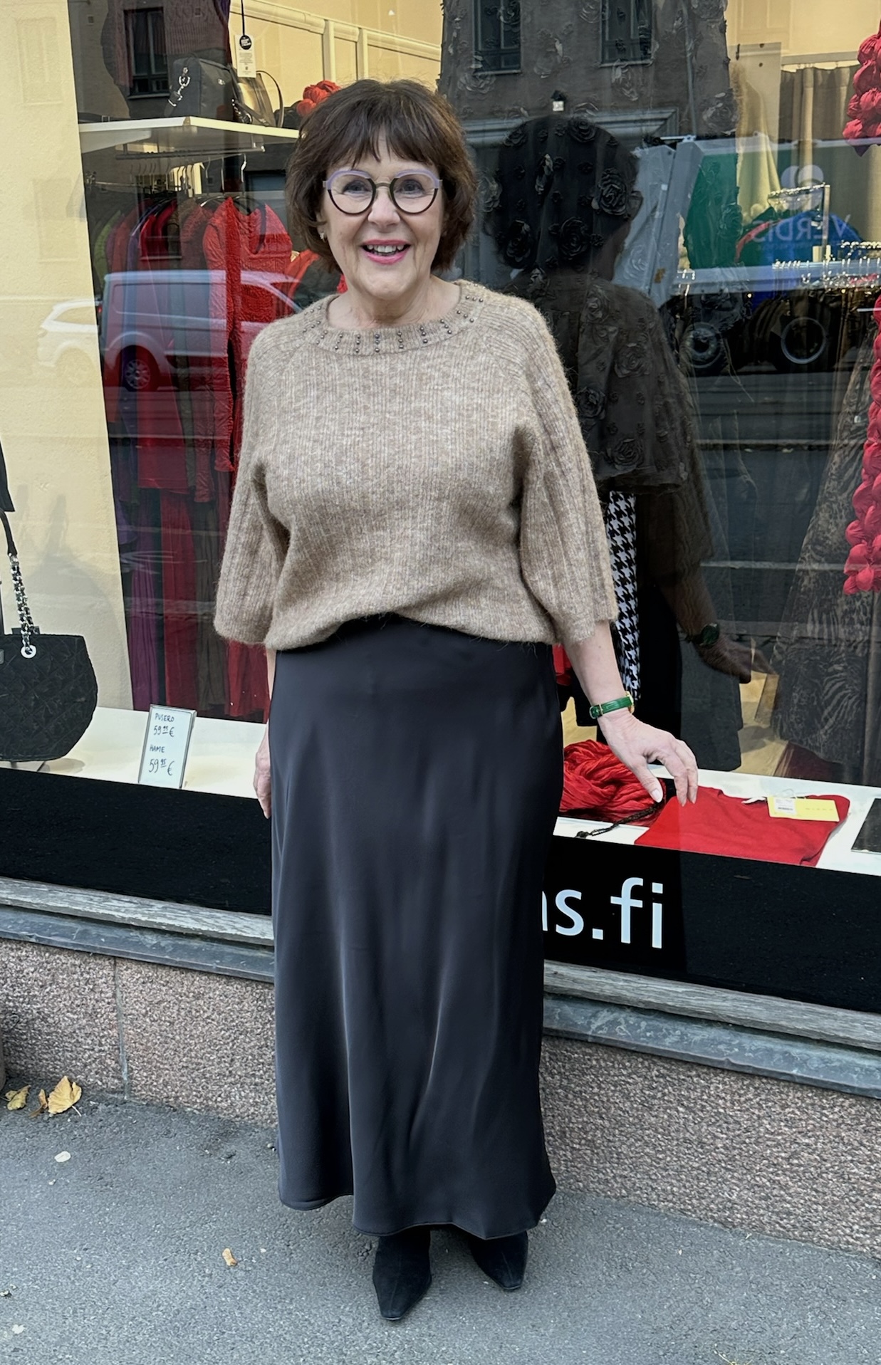 In Front Alexandra hame, musta