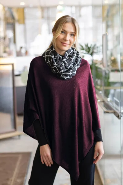 Lasessor Juolas neuleponcho, viininpunainen