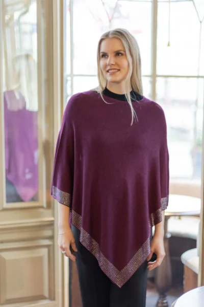 Lasessor Ramona neuleponcho strasseilla, viininpunainen