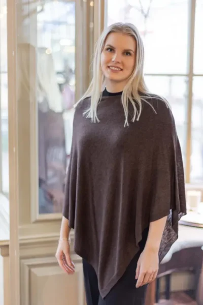 Lasessor Juolas neuleponcho, ruskea